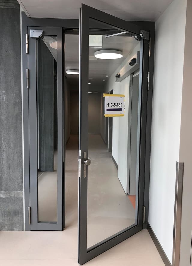 PRESTO STEEL / STAINLESS STEEL PROFILED GLAZED AUTOMATIC HINGED DOORS